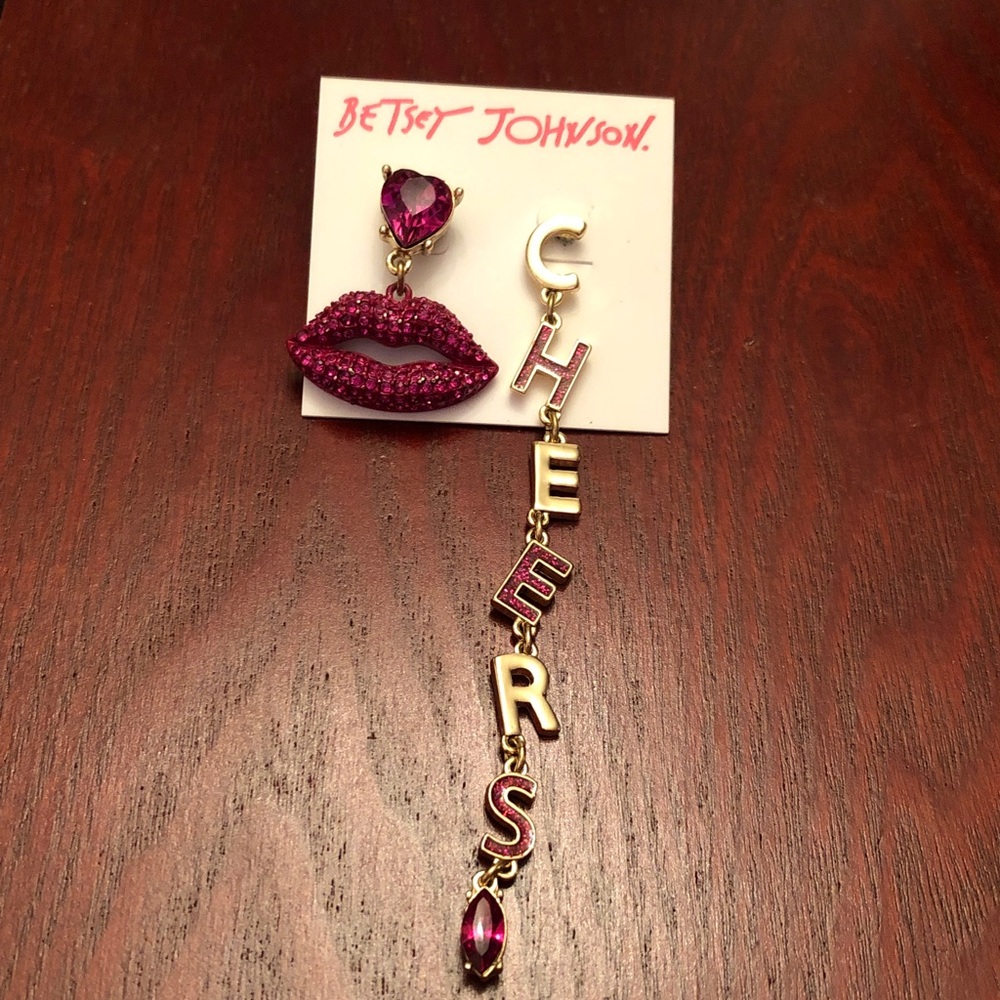 Betsey Johnson Gold Tone Fuchsia Crystal Lip & Cheers Mismatch Drop Earrings NWT